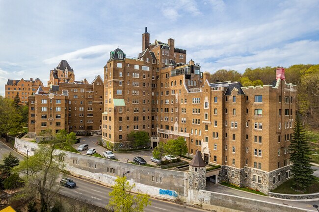Gleneagles Complex in Montréal, QC - Building Photo - Primary Photo