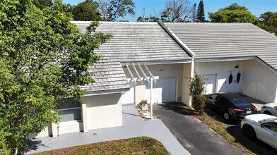10575 La Placida Dr in Coral Springs, FL - Building Photo - Building Photo