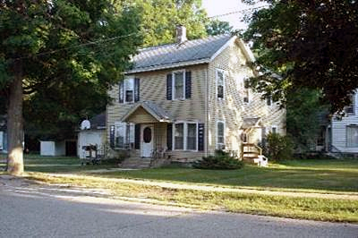 321 Elm St in Paw Paw, MI - Building Photo