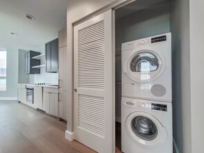 1255 N Sandburg Terrace in Chicago, IL - Building Photo - Building Photo
