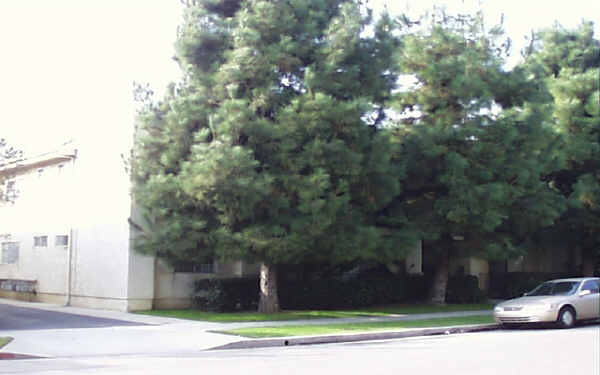 5435 Bellingham Ave in North Hollywood, CA - Foto de edificio - Building Photo