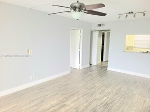 9470 Poinciana Pl in Davie, FL - Building Photo - Building Photo