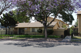 206 E Wakefield Ave in Anaheim, CA - Building Photo - Building Photo