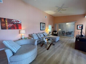 2021 Crestview Way in Naples, FL - Foto de edificio - Building Photo