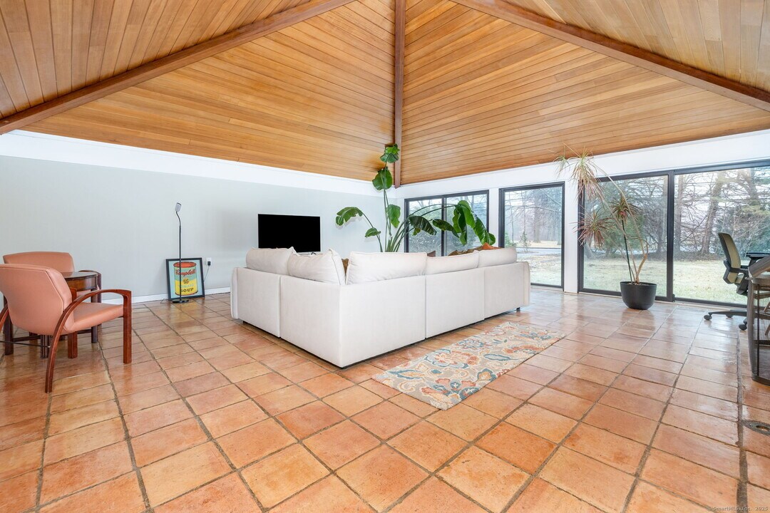 1560 Asylum Ave in West Hartford, CT - Building Photo
