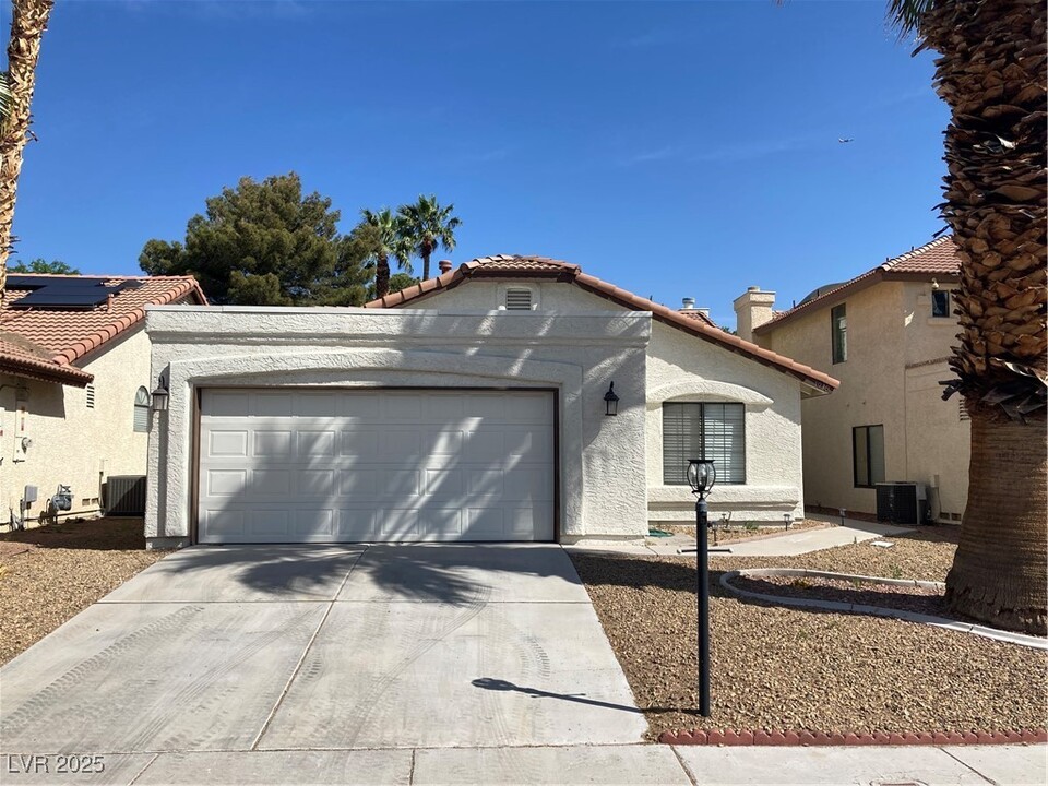 1918 Old Mill Ln in Henderson, NV - Building Photo