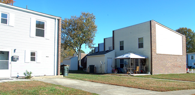 Second Oakmont Townhouses in Norfolk, VA - Building Photo - Building Photo