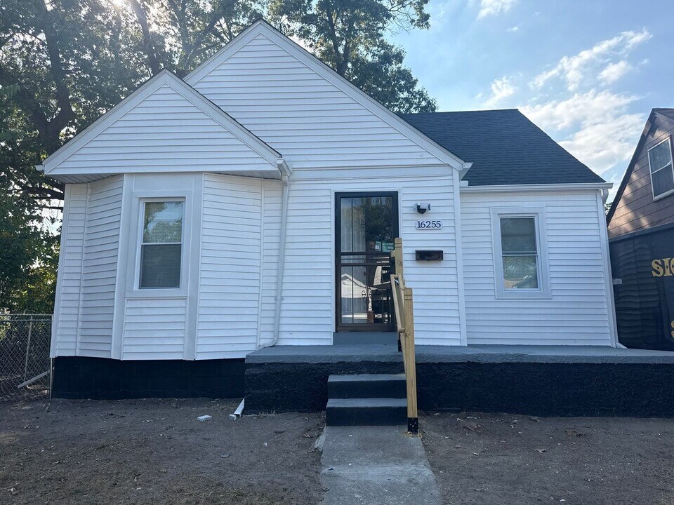 This beautifully updated 3-bedroom, 1-bath in Detroit, MI - Building Photo