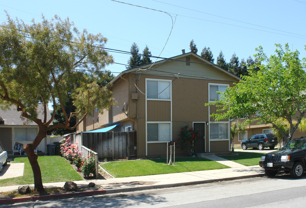 16875 Barnell Ave in Morgan Hill, CA - Foto de edificio