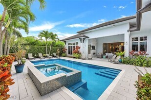 425 Harbour Dr in Naples, FL - Building Photo