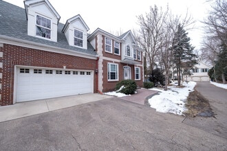 3290 N Shore Dr in Wayzata, MN - Building Photo - Building Photo