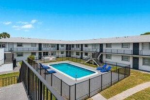 San Marco Apartments in Pompano Beach, FL - Building Photo