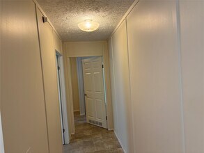 608 Clear Lake Rd in Highlands, TX - Building Photo - Building Photo