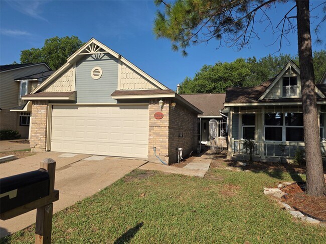 3214 S Briar Knoll Dr in Houston, TX - Building Photo - Building Photo