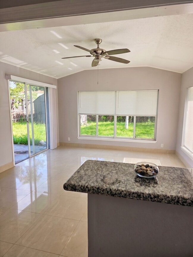 5707 Cody St in Hollywood, FL - Building Photo - Building Photo