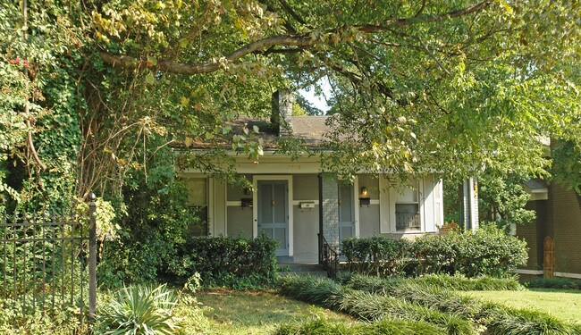 2238 Monroe Ave in Memphis, TN - Foto de edificio - Building Photo
