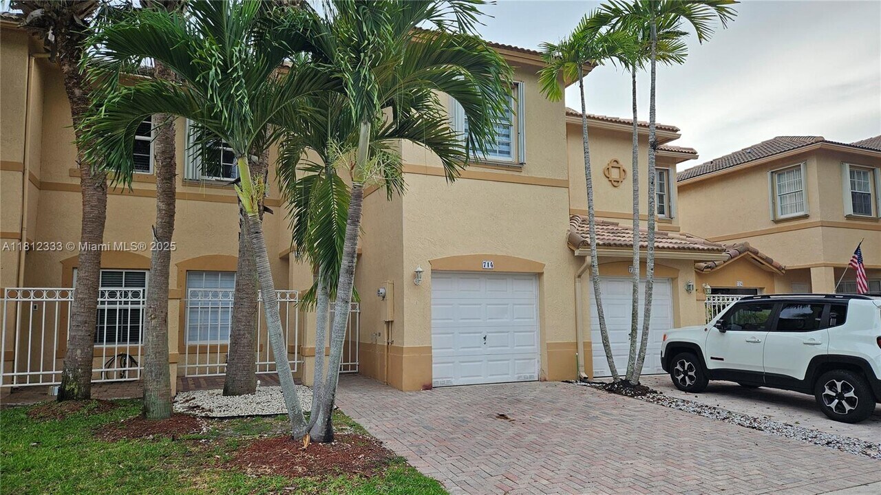 714 NW 170th Terrace in Pembroke Pines, FL - Foto de edificio