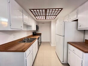5023 Vineland Rd in Orlando, FL - Building Photo - Building Photo