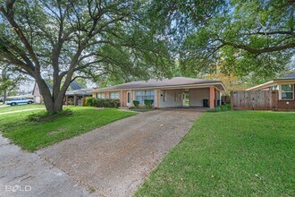 2940 W Cavett Dr in Shreveport, LA - Building Photo - Building Photo