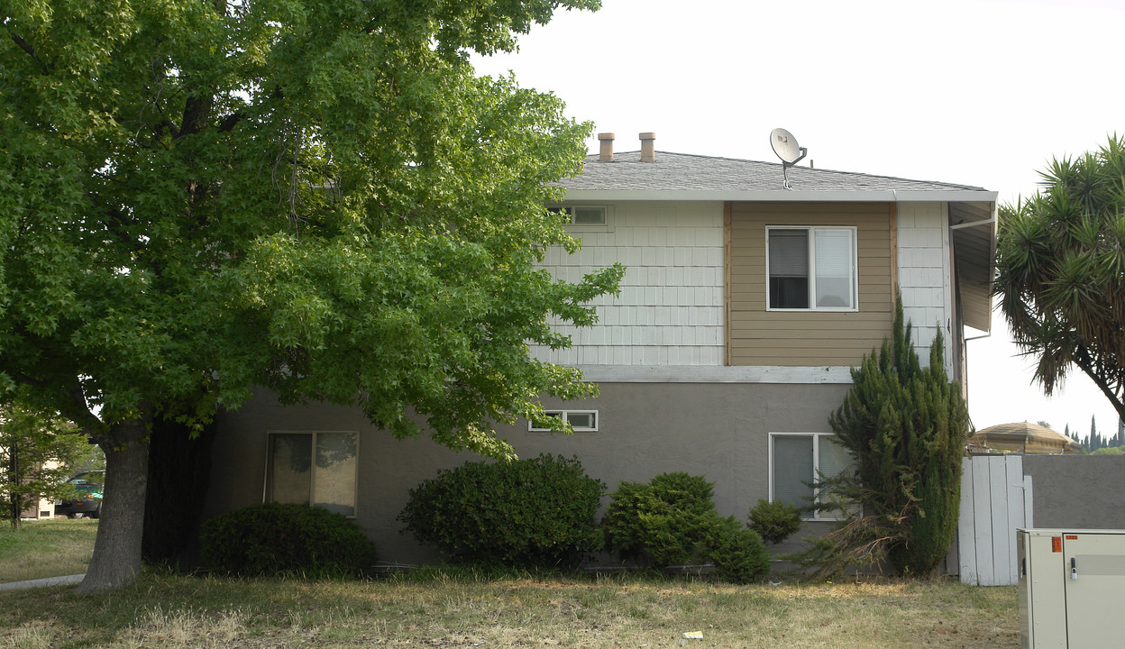 1706 Sycamore Dr in Antioch, CA - Foto de edificio