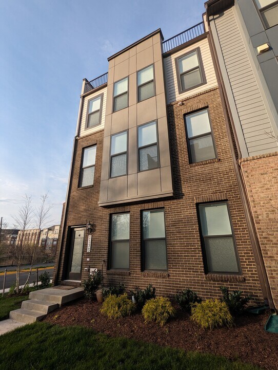 2373 Liberty Lp in Herndon, VA - Building Photo