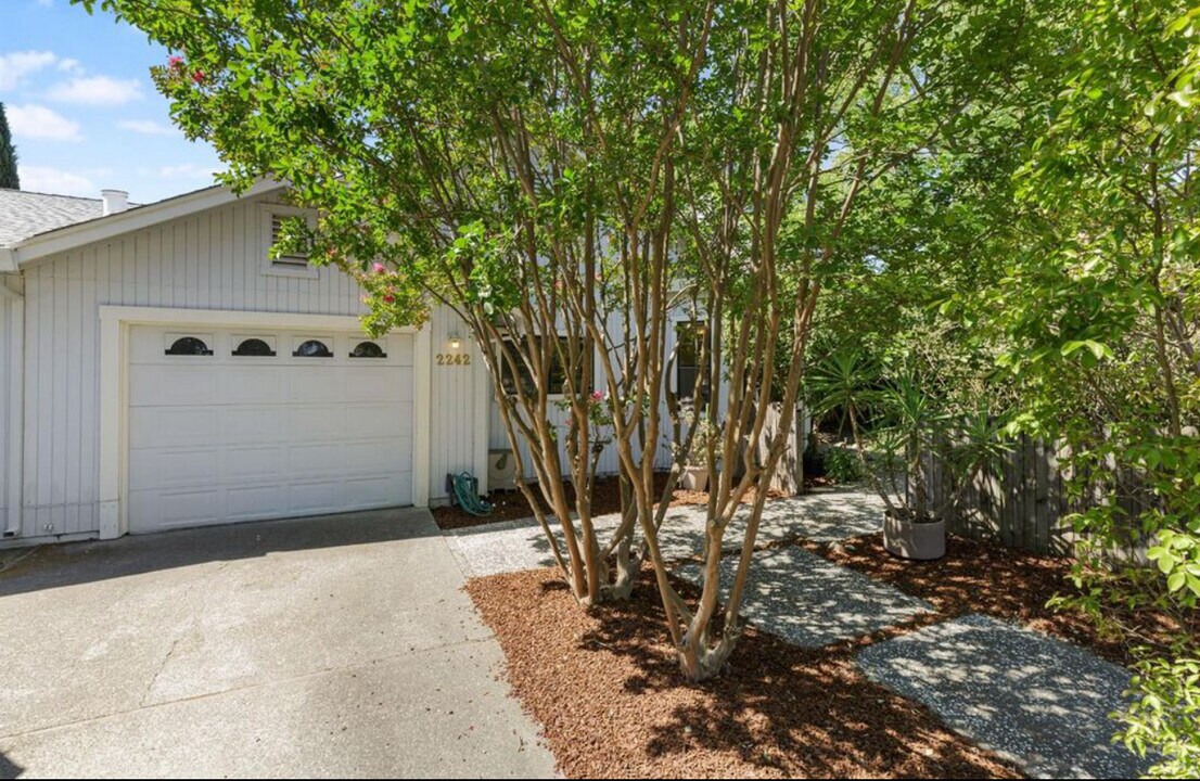 2242 Calaveras Ave in Davis, CA - Building Photo