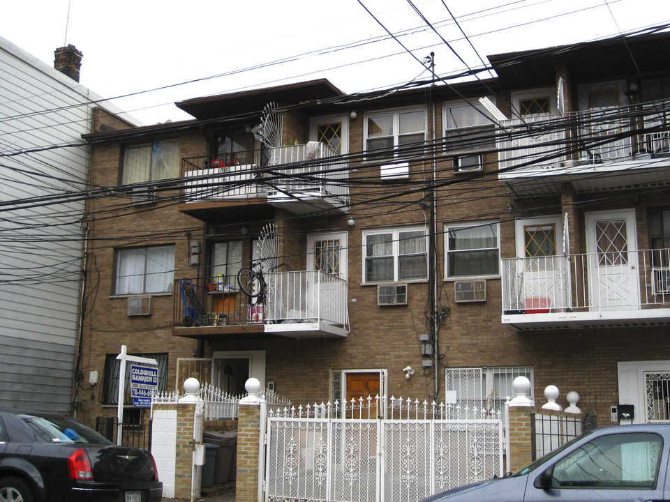 58-31 Penrod St in Flushing, NY - Building Photo