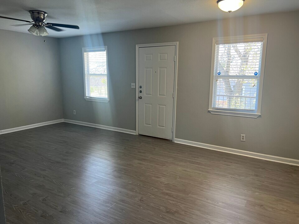 1603 Lauraine St, Unit C in Brenham, TX - Building Photo