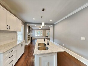 2147 Cascade Rd in Atlanta, GA - Foto de edificio - Building Photo