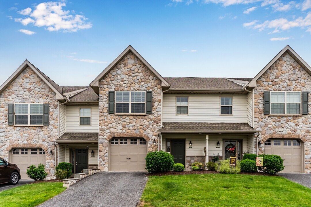 232 Melbourne Ln in Mechanicsburg, PA - Building Photo