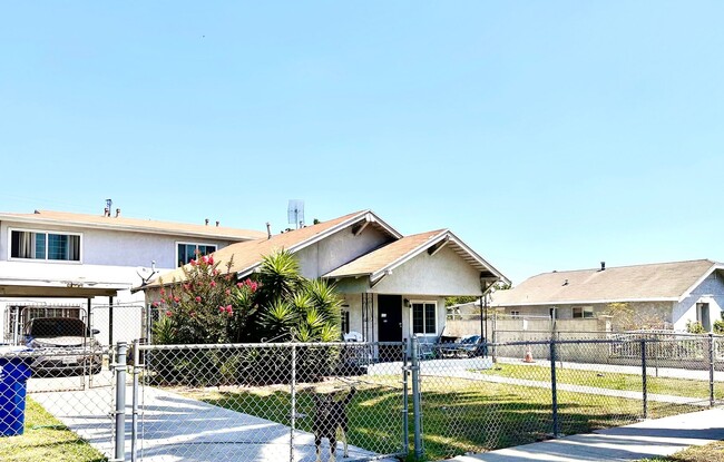 1543 W 103rd St in Los Angeles, CA - Foto de edificio - Building Photo