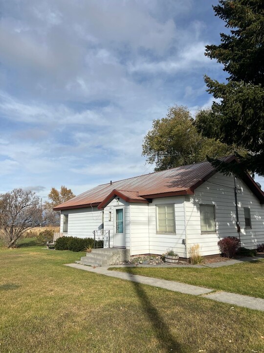 196 N 1900 E in Rexburg, ID - Building Photo