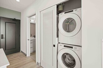 2150 N Elston Ave, Unit 549 in Chicago, IL - Foto de edificio - Building Photo