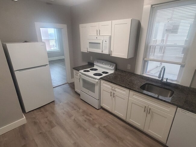 738 Washington St, Unit 11 in Norwood, MA - Foto de edificio - Building Photo