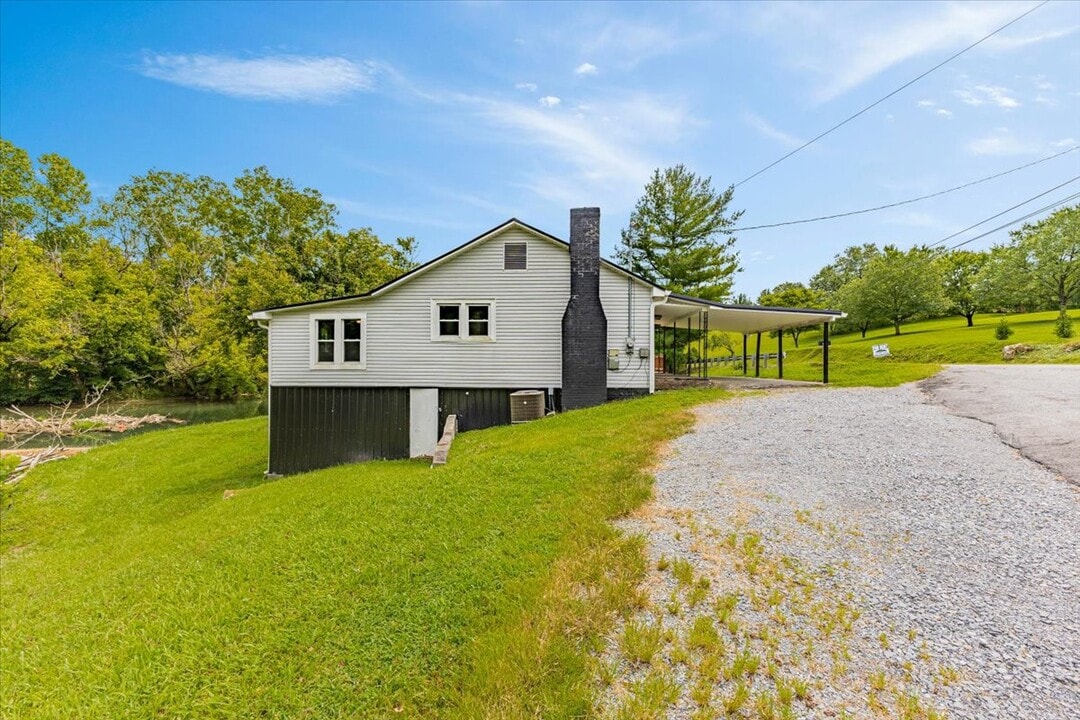 858 Old Beaver Creek Rd in Bluff City, TN - Building Photo