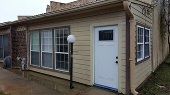 1014 Graham Dr in Tomball, TX - Building Photo
