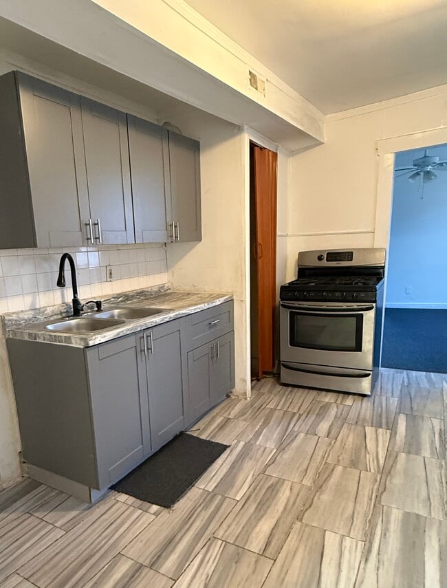 9727 Dequindre St, Unit #2 in Hamtramck, MI - Building Photo - Building Photo