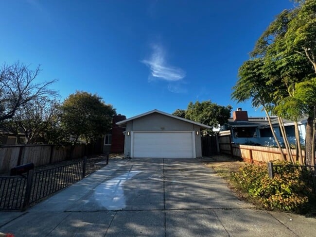 208 Holly St in Vallejo, CA - Building Photo - Building Photo