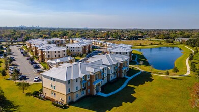 Vista Pines in Orlando, FL - Foto de edificio - Building Photo