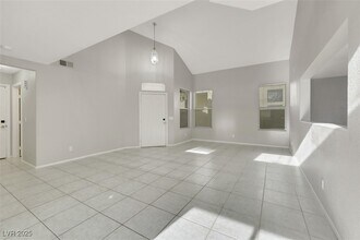 7333 Sunspot Dr in Las Vegas, NV - Building Photo - Building Photo