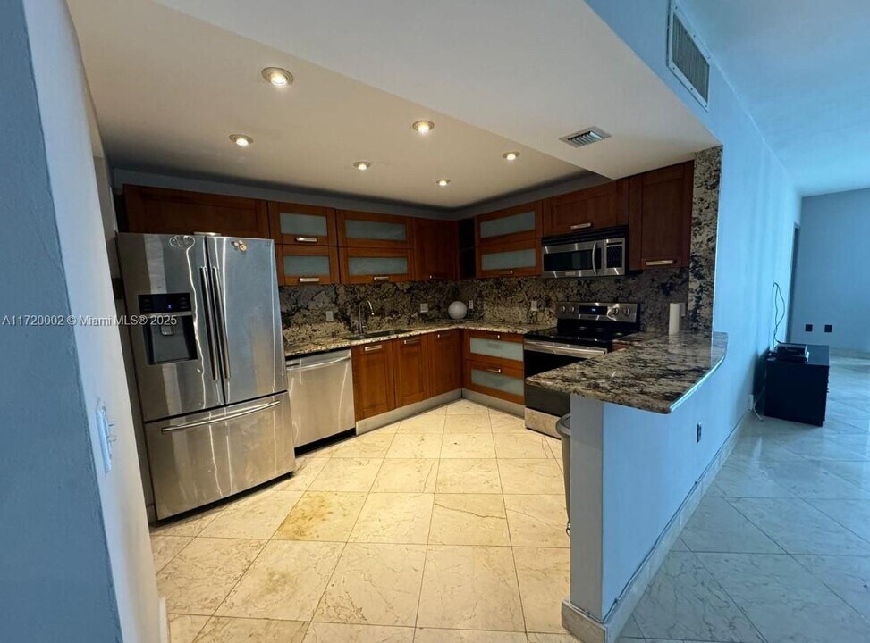 5825 Collins Ave, Unit 9B in Miami, FL - Foto de edificio
