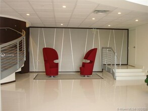 5701 Collins Ave, Unit 1406 in Miami, FL - Foto de edificio - Building Photo