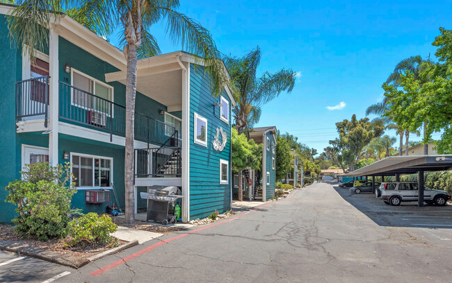 The Kentucky in Fallbrook, CA - Foto de edificio - Building Photo