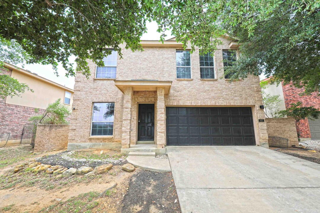 907 Starling Creek Loop in Laredo, TX - Building Photo