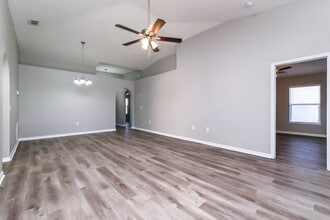 12937 Lake Vista Dr in Gibsonton, FL - Building Photo - Building Photo