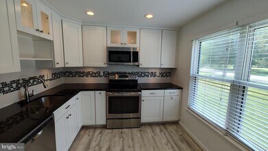 2 Shadowbrook Ct in Rosedale, MD - Building Photo - Building Photo