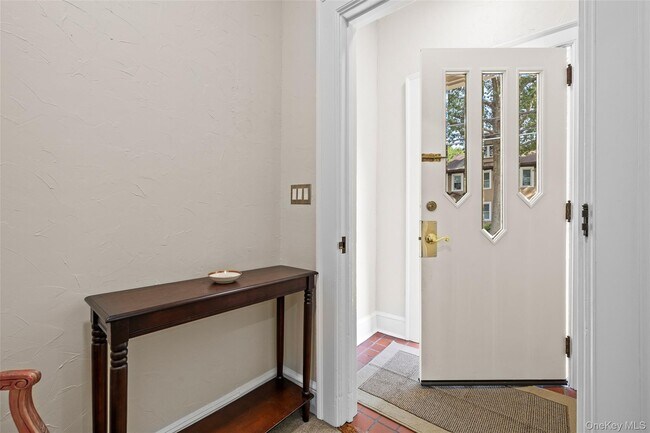 78 Violet Ave in Floral Park, NY - Foto de edificio - Building Photo