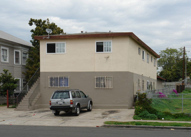 1956-1960 1/2 Julian Ave in San Diego, CA - Foto de edificio - Building Photo