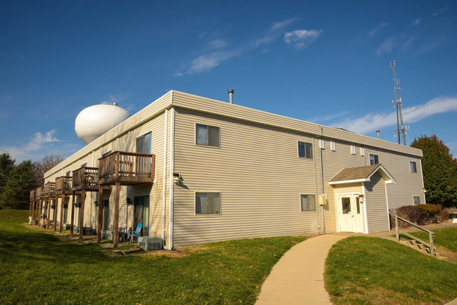 Seasons View Apartments in Marion, IA - Building Photo - Building Photo