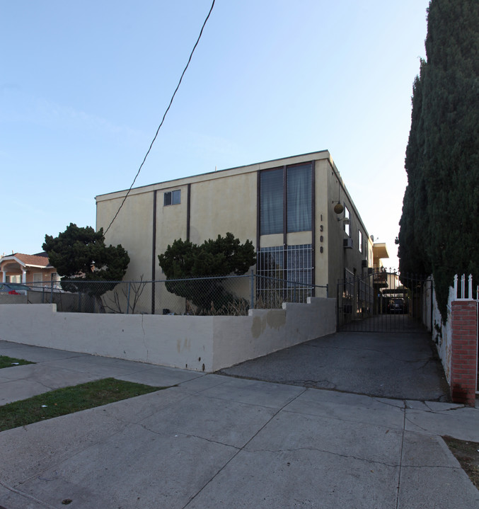 1308 Alexandria Ave in Los Angeles, CA - Foto de edificio